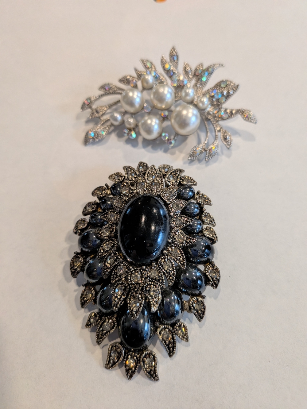 Vintage-Inspired Black Statement Brooch โ Elegant Black Sparkle Pin